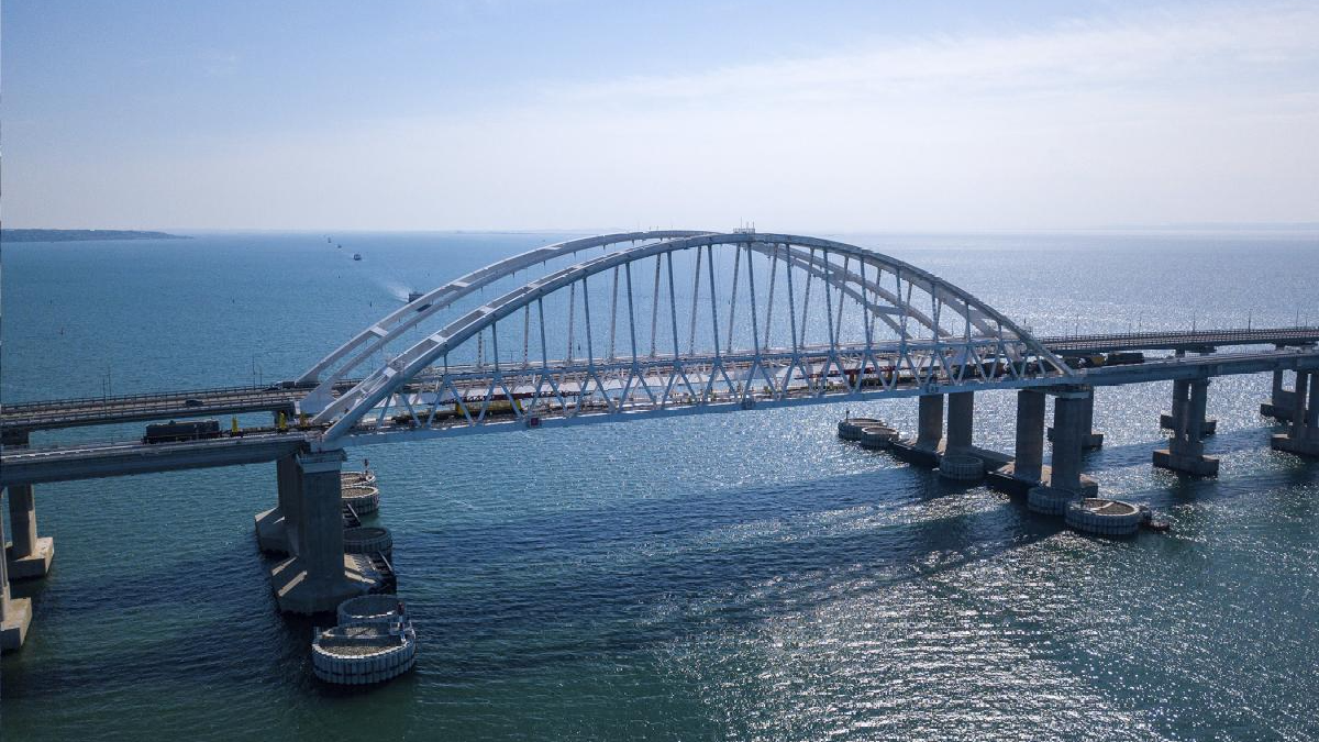 Окупанти оголосили про закриття руху Кримським мостом